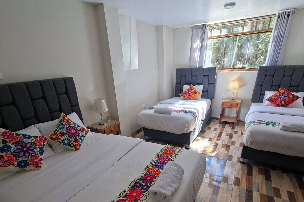 Comfort Quadruple Room, Private Bathroom | Meja, Wi-fi percuma 