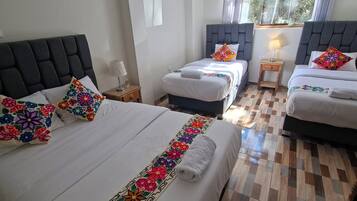 Habitación cuádruple Confort, baño privado | Escritorio, espacio para trabajar con laptop y wifi gratis