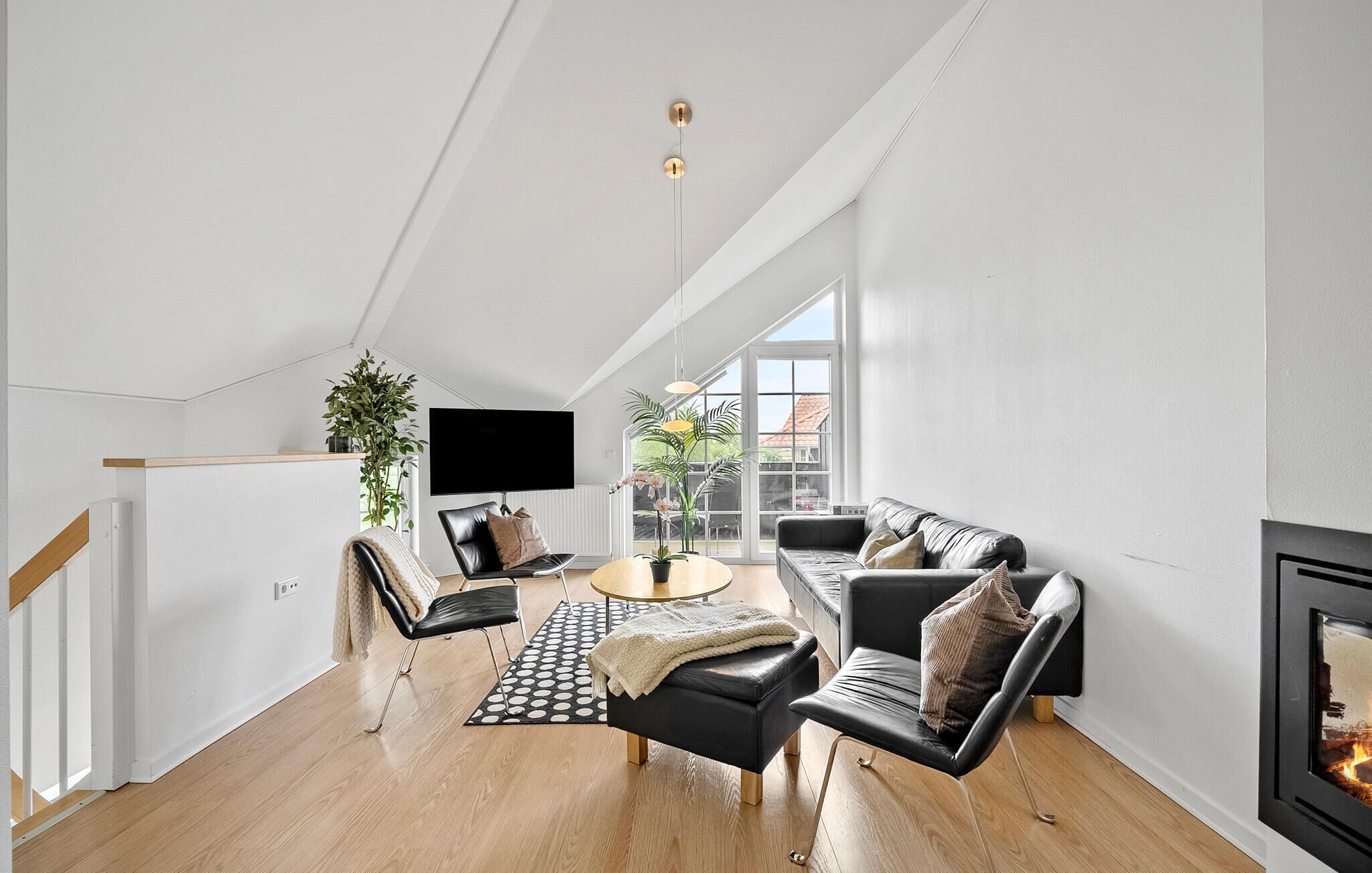 Smart TV, fireplace