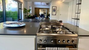 House - Sea Point Oasis Two Bedroom Apartment (Cape Town)