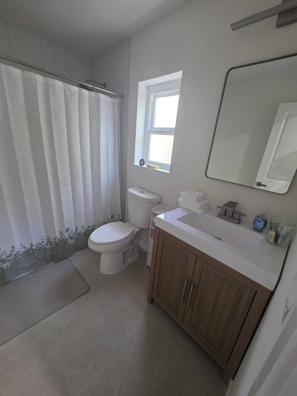 Regadera, toallas, jabón, papel de baño 