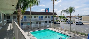 Motel6 Lost Hills, CA