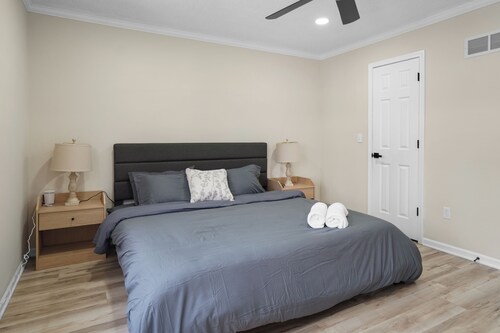 Large Olathe Getaway 4 Bath 3 Full Baths Sleeps 10