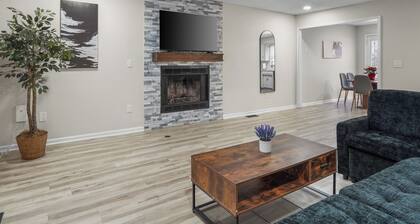 Spacious Olathe Family Home 4BR 3Baths Sleeps 12 Big group