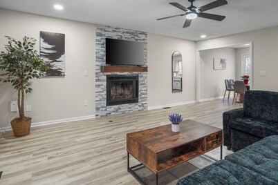 Spacious Olathe Family Home 4BR 3Baths Sleeps 12 Big group