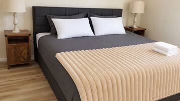 4 habitaciones, tabla de planchar con plancha, wifi y ropa de cama