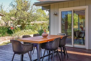 Outdoor dining - Love Garden – Spiritual Retreat, 2 bedroom oasis, perfect location (Sedona)