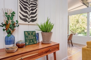 Ein Holztisch mit einem Blumentopf, dekorativen Schalen und Büchern.