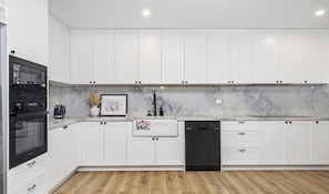 Kühlschrank, Mikrowelle, Ofen, Herdplatte