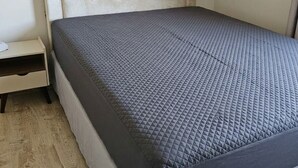 Ein Schlafzimmer mit einem Bett, einem Nachttisch und einer Wand mit herzförmigen Verzierungen.