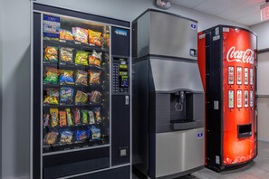 Ein Getränkeautomat mit Snacks und einer Coca-Cola-Maschine.