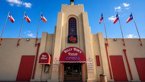 Un bâtiment sur lequel on peut lire l’inscription « BILLY BOB’S TEXAS » et qui est orné de plusieurs drapeaux.