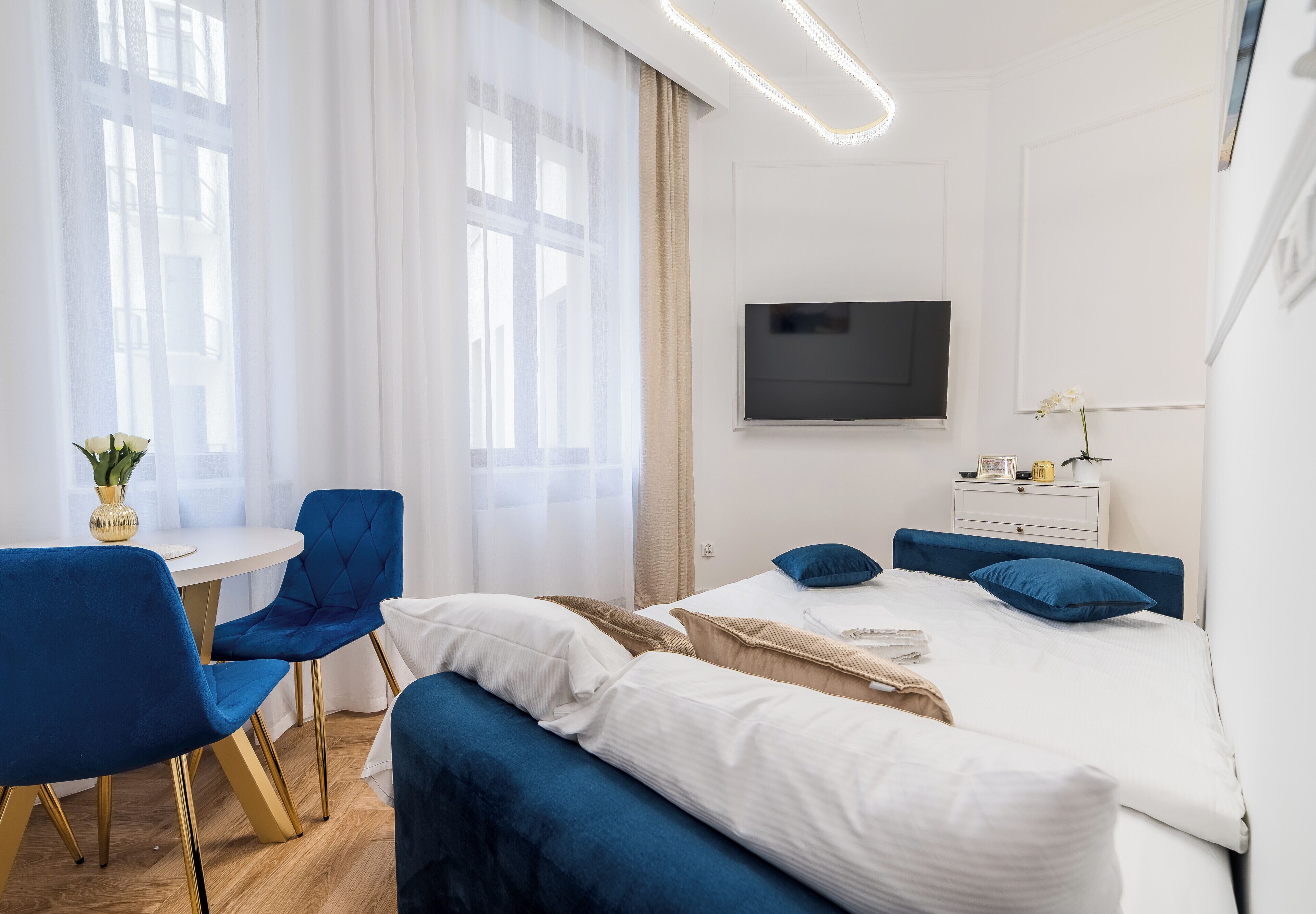 Iron/ironing board, WiFi, bed sheets