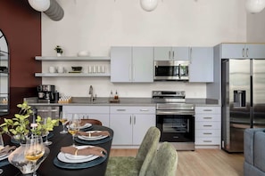 Wasserkocher mit Kaffee-/Teezubehör, Kühlschrank, Mikrowelle, Ofen