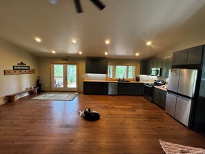 Private kitchen - Secluded Mountainside 3 Bedroom Home (Marion)