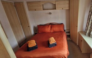 WiFi, bed sheets - Cabin Sleeps 4 with Parking (Forfar)