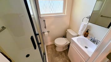 Regadera, toallas, papel de baño
