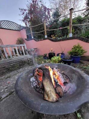 Property grounds - 2 bed-sleeps 4-pets-courtyard and garden-bbq (Totnes)