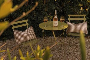 Outdoor dining - Studio Sleeps 2 with Parking and Garden (Worcester)