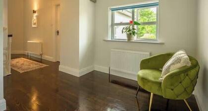 The Stone House Sleeps 10 with Parking