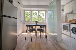 Private kitchen - Deda Studio w. Smart TV · AC · washing machine (Bucharest)