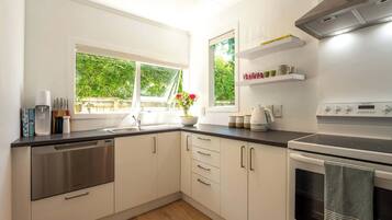 Coffee/tea maker, fridge, microwave, oven