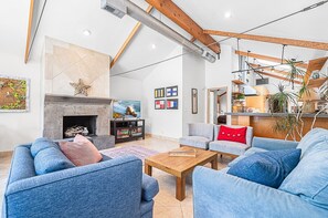 Smart TV, fireplace, books, offices - Beach House w/ AC, Steps to Sand, 38th St Park, and the Boardwalk (Newport Beach)