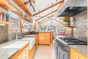 Coffee/tea maker, fridge, microwave, oven - Beach House w/ AC, Steps to Sand, 38th St Park, and the Boardwalk (Newport Beach)