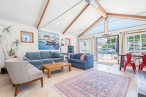 Smart TV, fireplace, books, offices - Beach House w/ AC, Steps to Sand, 38th St Park, and the Boardwalk (Newport Beach)