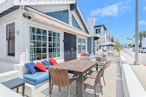 Outdoor dining - Beach House w/ AC, Steps to Sand, 38th St Park, and the Boardwalk (Newport Beach)