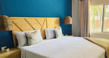 Perfect Room with a King Size Bed with AC and Netflix in gorgeous La Lima.