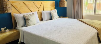 Perfect Room with a King Size Bed with AC and Netflix in gorgeous La Lima.