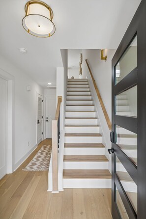 Eine Treppe mit Holzstufen und einer Glastür auf der rechten Seite.