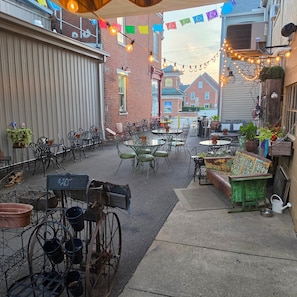 Outdoor dining - Liberty Alley Hideaway 2 (Lawrenceburg)
