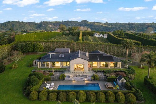 Te Puna 5BR Estate | Pool, Tennis, Sauna, Cottage