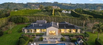 Te Puna 5BR Estate | Pool, Tennis, Sauna, Cottage