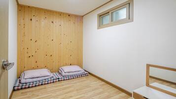 Eenvoudige kamer, 2 slaapkamers (Suite Room (Room 202)) | 1 slaapkamer, gratis wifi
