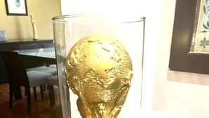 A trophy in a glass display case. - 70ft from the Tiffany's store in Polanco, near the World Cup, 2-bedroom apartment with a balcony. (Ciudad de México)