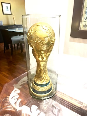 Ein Pokal in einer Glasvitrine.