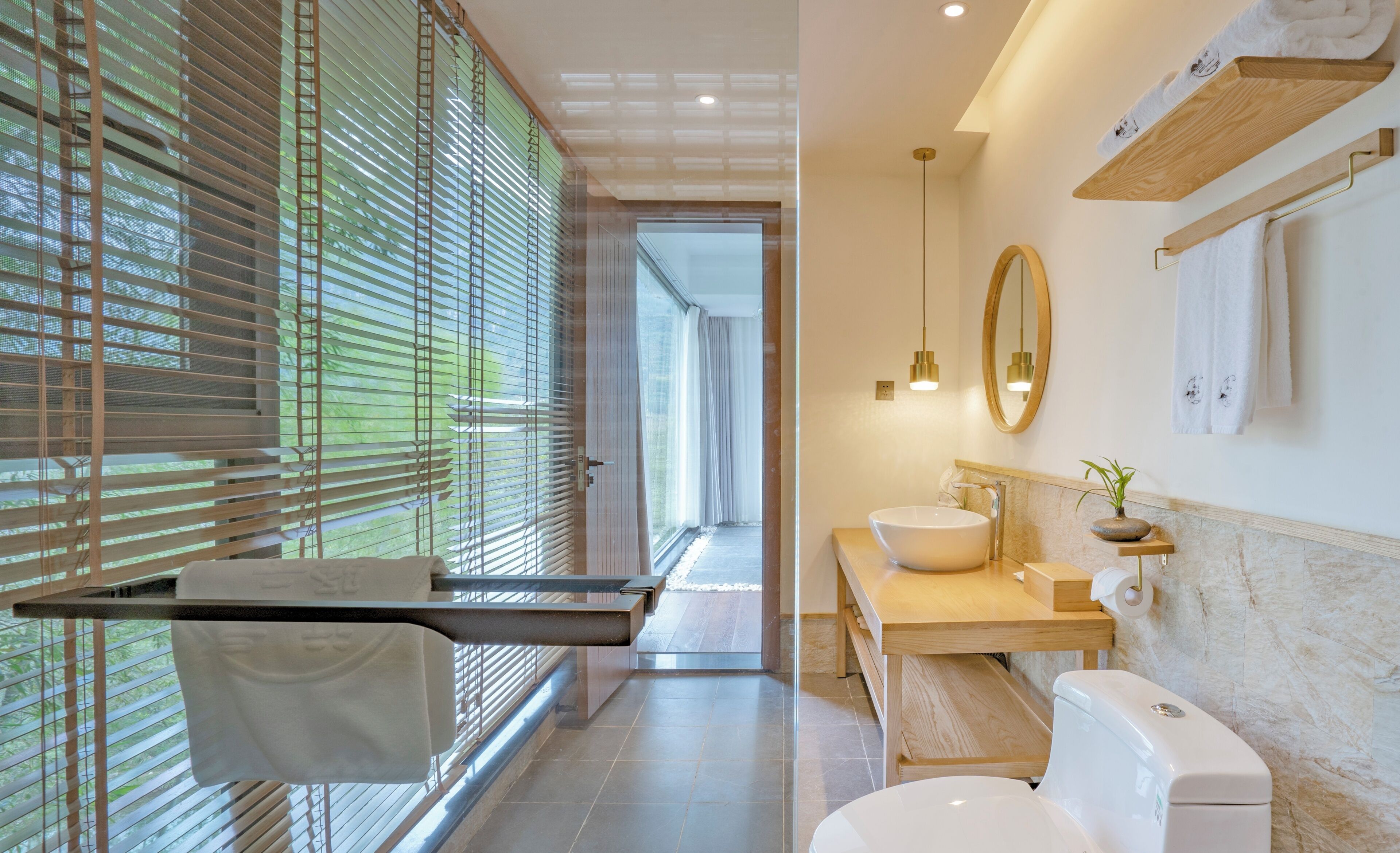 Suite Luxe, vue fleuve | Salle de bain | Articles de toilette gratuits, sèche-cheveux, serviettes fournies, savon