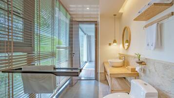 Suite Luxe, vue fleuve | Salle de bain | Articles de toilette gratuits, sĂšche-cheveux, serviettes fournies, savon