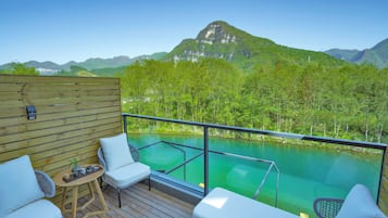 Chambre SupĂ©rieure avec lits jumeaux, patio, vue fleuve | Enceinte de lâhĂ©bergement