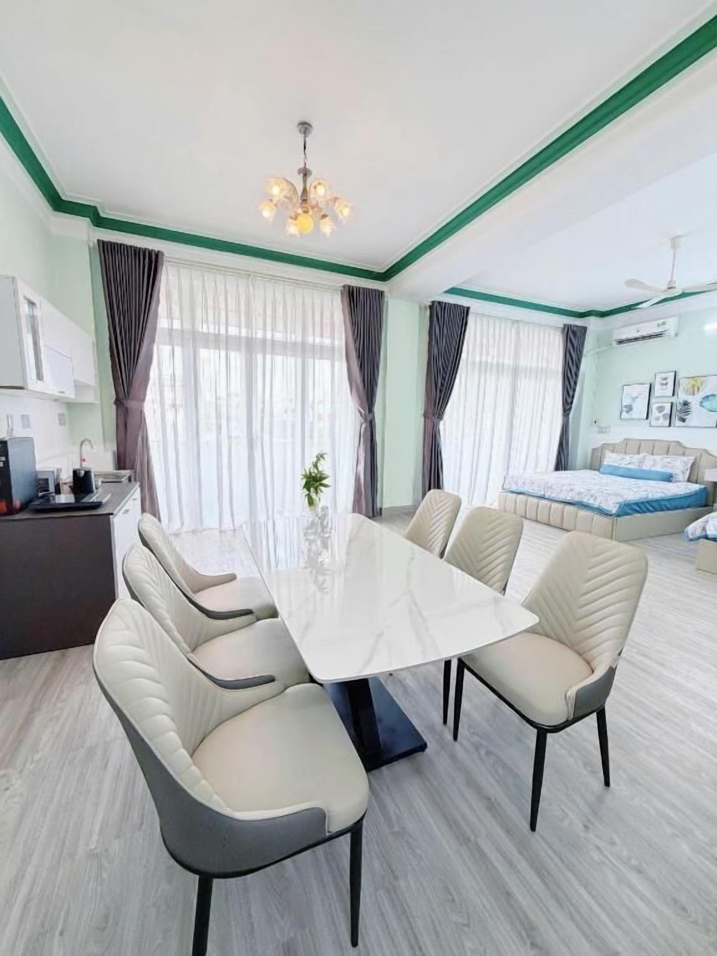 Family Room, Balcony, City View | Dining
