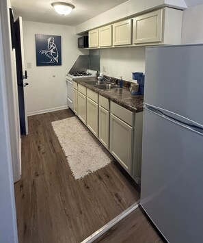 Geladeira, micro-ondas, fogão, cooktop