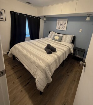 1 bedroom, free WiFi, bed sheets - Charming Upstairs 1BR Apartment Perfect for Work or Leisure (Bay City)