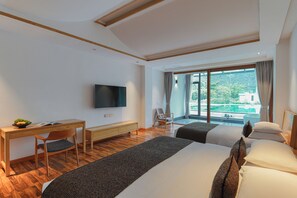 Suíte família, vista para a piscina | Vista do quarto