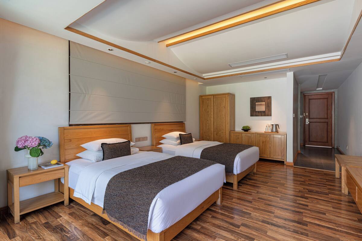 Luxury-Zweibettzimmer | Schreibtisch, laptopgeeigneter Arbeitsplatz, kostenloses WLAN
