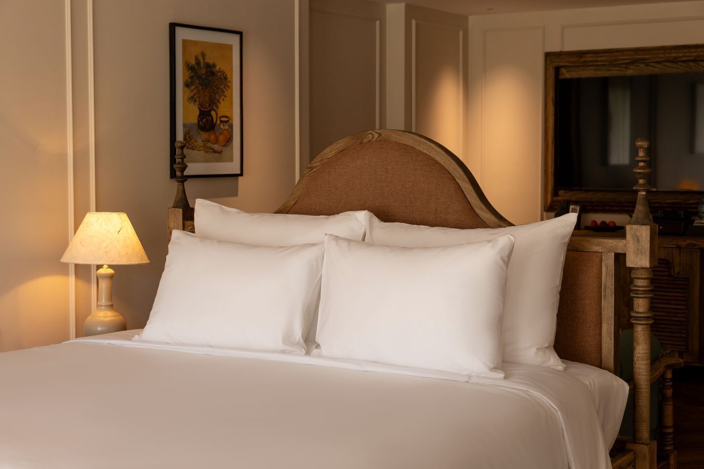  King Suite Mountain View | In-room safe, soundproofing, iron/ironing board, WiFi (free)