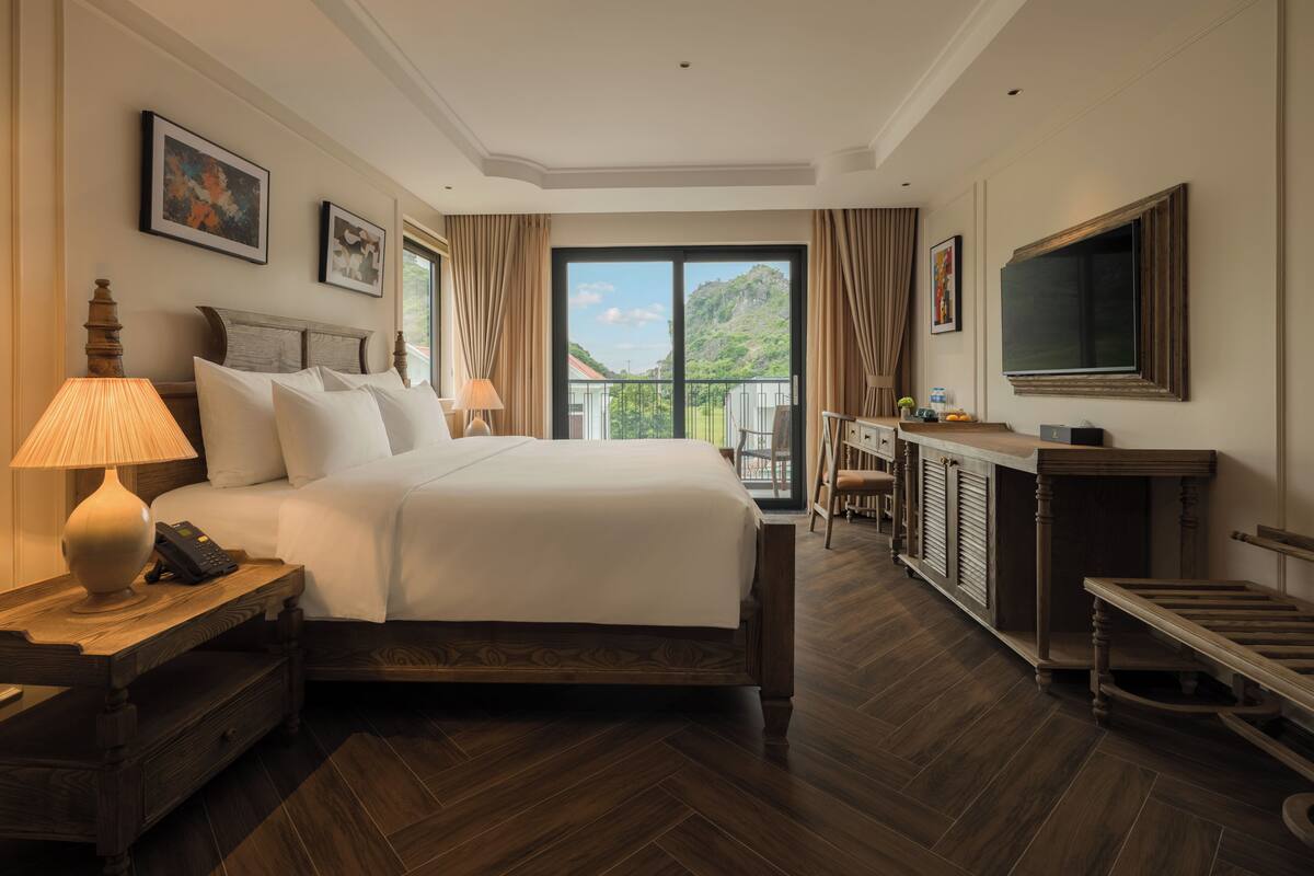 Pillow-top beds, in-room safe, soundproofing, iron/ironing board