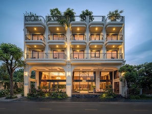 A multi-story hotel with balconies, a grand entrance, and a well-lit facade. - Hotel LaVue Tam Coc (Nam Hoa Lu)